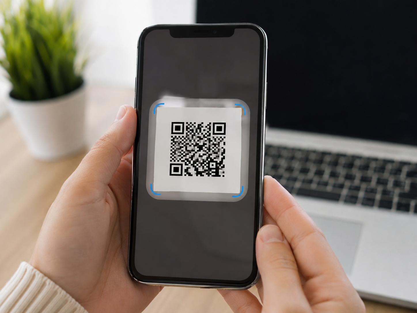 스마트폰으로 eSIM 활성화를 위해 QR코드를 스캔하는 장면
