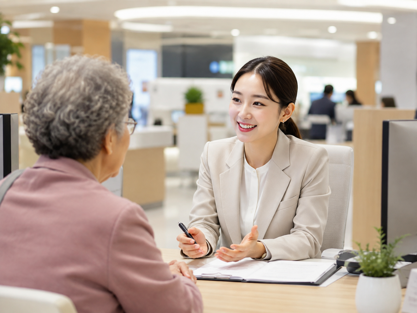 주민센터 창구에서 기초연금 신청을 상담받는 모습