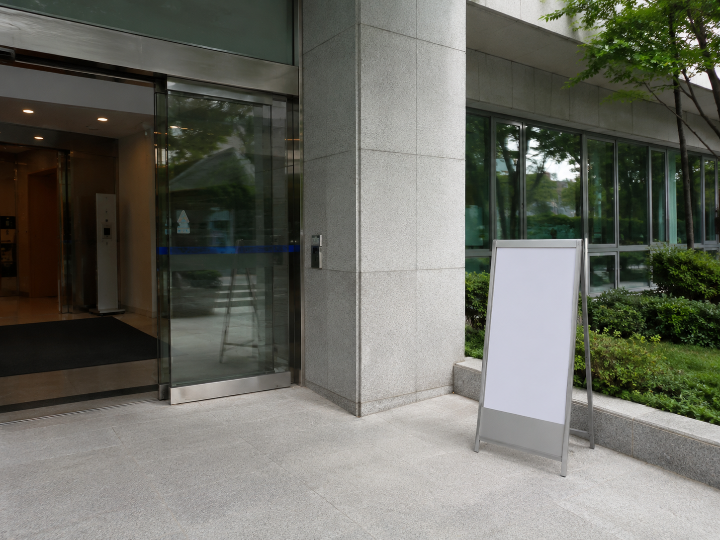 재난지원금 신청을 위해 주민들이 방문하는 주민센터 입구